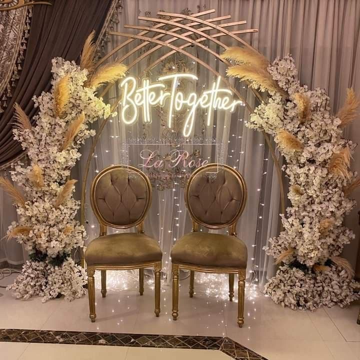 Backdrop với ánh đèn lung linh tạo không khí ấm cúng cho tiệc cưới