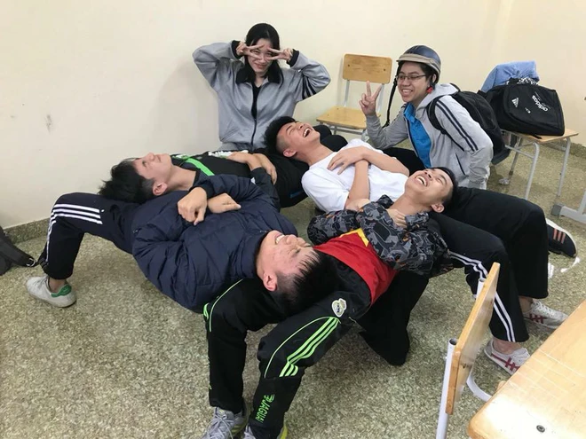 Nằm lên đùi nhau - Trò chơi chiếc bàn kiên cố